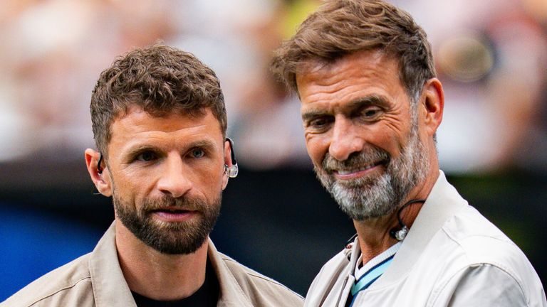 Jürgen Klopp (r.) soll den DFB wieder wettbewerbsfähig machen. Thomas Müller lobt den möglichen neuen Bundestrainer. 