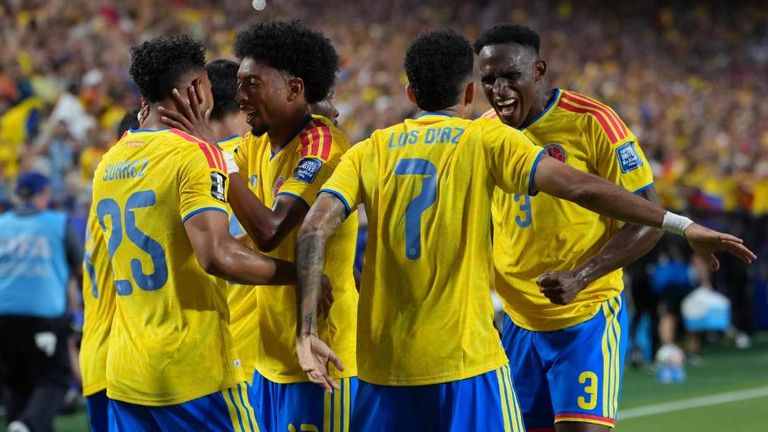 Die kolumbianische Nationalmannschaft jubelt nach einem Tor gegen Ghana.