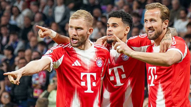 Konrad Laimer (von l.) jubelt mit seinen Bayern-Teamkollegen Luis Diaz und Harry Kane.