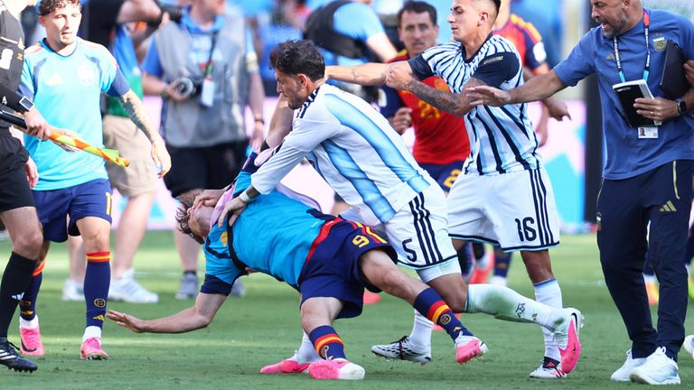 Argentiniens Leandro Paredes (v.r.) streckt Spaniens Gavi (v.l.) nieder.