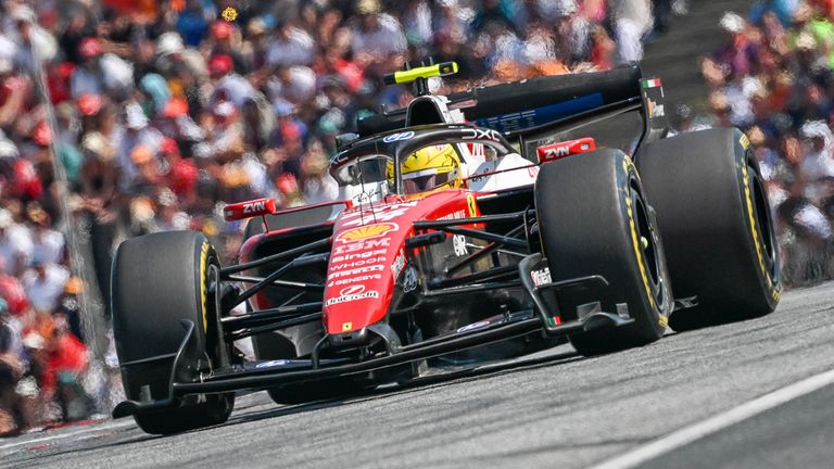 Lewis Hamilton fährt im Ferrari die Bestzeit im ersten und einzigen Freien Training beim GP von Großbritannien in Silverstone. 
