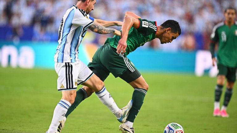 Messi trifft Mandi - und sieht dafür nicht Rot.