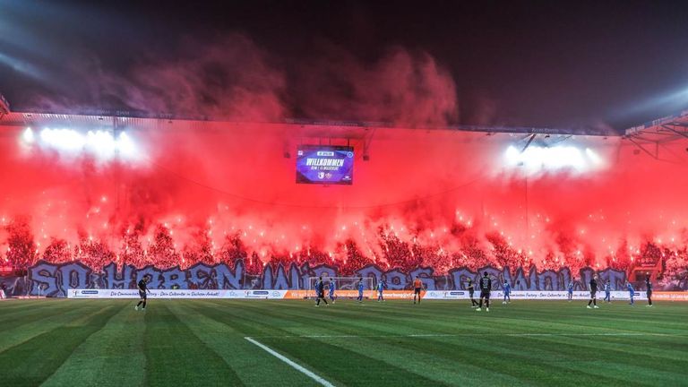 Magdeburger Fans brennen beim Ostderby gegen Dynamo Dresden Pyrotechnik ab.