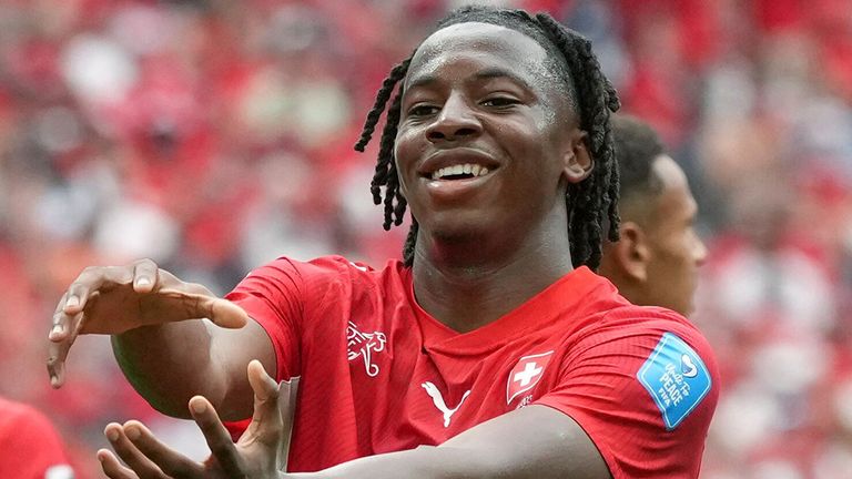 Johan Manzambi bejubelt bei der WM ein Tor für die Schweiz.