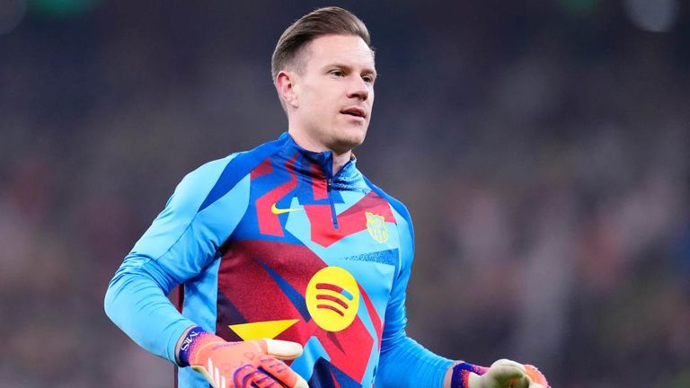 Marc-Andre ter Stegen wärmt sich im Januar für den FC Barcelona auf.