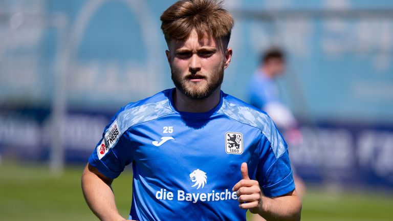 Matthew Collins, der Sohn von Rocklegende Phil Collins, unterschreibt einen Vertrag beim TSV 1860 München.