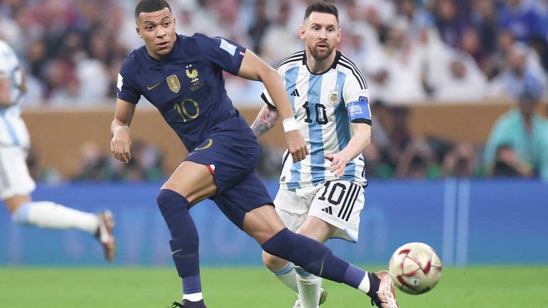 Kylian Mbappe (l.) und Lionel Messi standen sich im Finale der WM 2022 gegenüber.