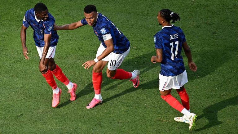 Kylian Mbappe, Michael Olise und Ousmane Dembele setzen bei der WM neue Maßstäbe, was die Qualität eines Offensiv-Trios angeht