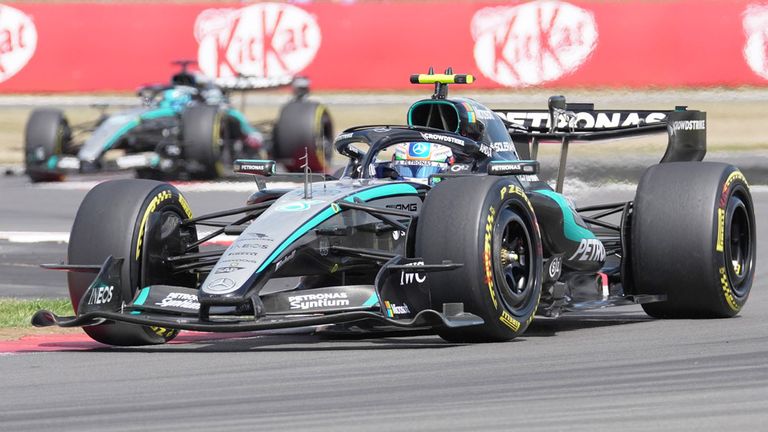 Häufiges Bild in der bisherigen Saison: Kimi Antonelli (v.) fährt auf der Strecke vor Mercedes-Teamkollege George Russell.