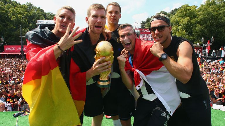 Wird Per Mertesacker (2. v. links) neuer Geschäftsführer beim DFB?