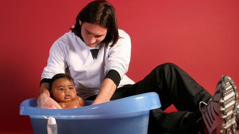 Im Jahr 2007 wurde dieses ikonische Bild aufgenommen, wo der damals 20-jährige Messi den sechs Monate alten Lamine Yamal badet. 