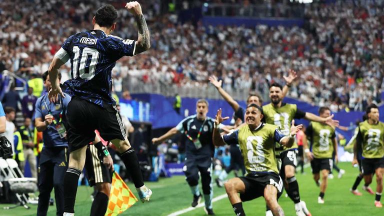 Lionel Messi (l.) feiert mit seinen Teamkollegen den 2:1-Siegtreffer gegen England durch Lautaro Martinez.