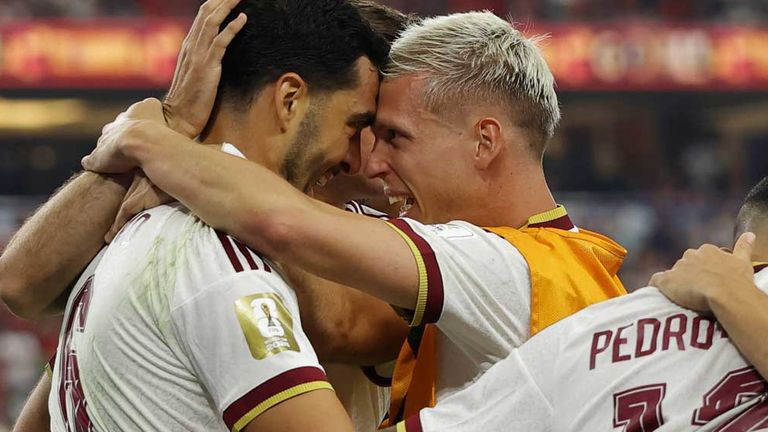 Mikel Merino (l.) und Dani Olmo  bejubeln Merinos Siegtor im WM-Achtelfinale gegen Portugal.