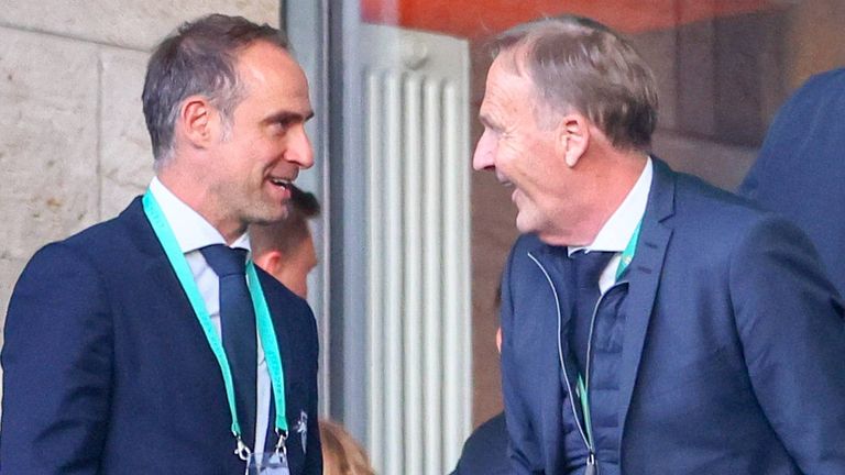 Hans-Joachim Watzke (r.) im Gespräch mit Red-Bull-Boss Oliver Mintzlaff. 