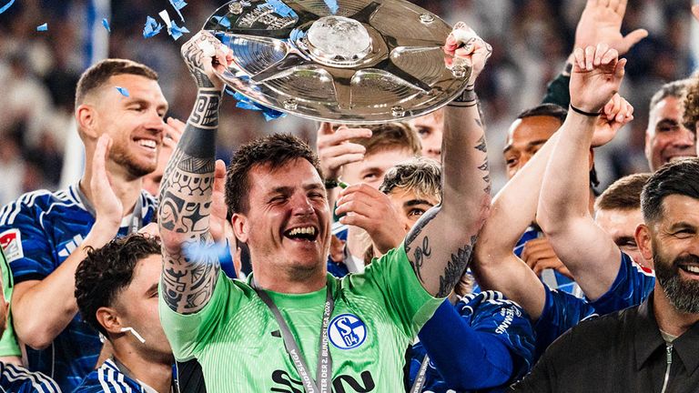 Kevin Müller hat mit dem FC Schalke 04 in der abgelaufenen Zweitliga-Saison die Meisterschaft gefeiert.