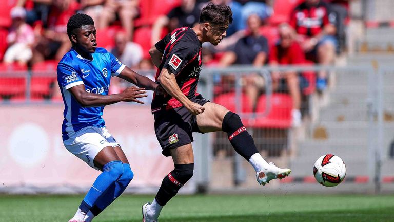 Afonso Moreira (r.) trifft auch im Testspiel gegen den KRC Genk für Bayer Leverkusen.