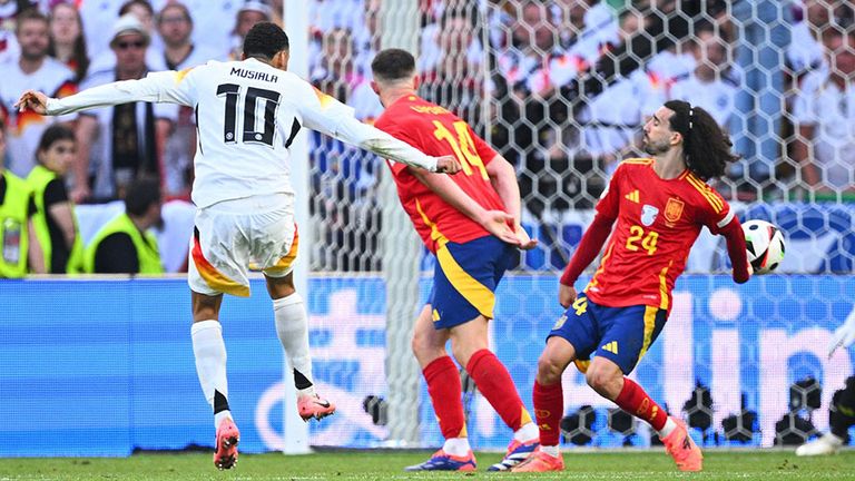 Deutschlands Jamal Musiala (l.) schießt Spaniens Marc Cucurella (r.) im Viertelfinale der EM 2024 an die Hand.