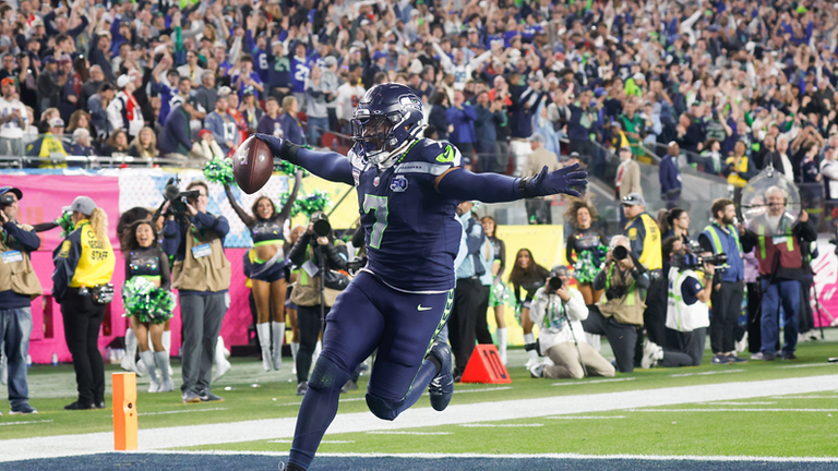 Pick Six in Aktion: Seahawks-Linebacker Uchenna Nwosu trägt eine Interception direkt in die Endzone zurück.