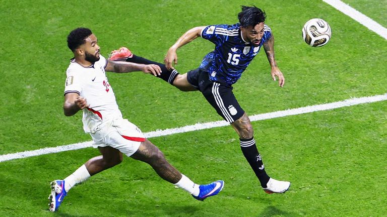 Nicolas Gonzalez (r.) köpft im WM-Halbfinale gegen England beinahe aufs Tor.