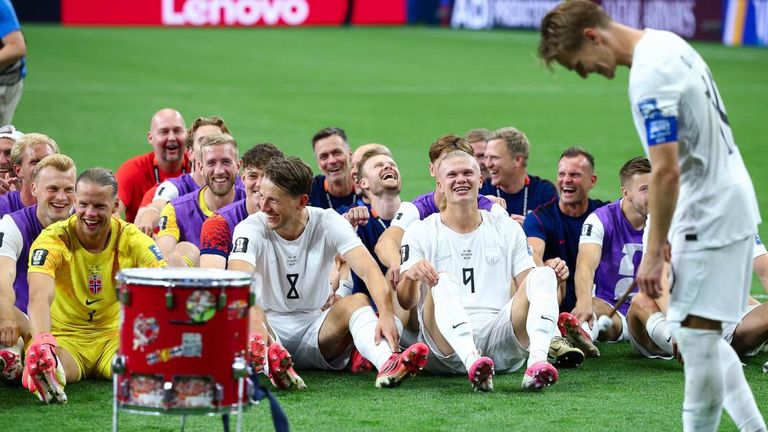 Die norwegische Nationalmannschaft feiert mit ihren Fans.