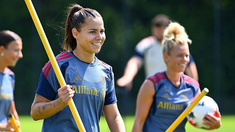 Lena Oberdorf hat mit den Frauen des FC Bayern München das Training aufgenommen.