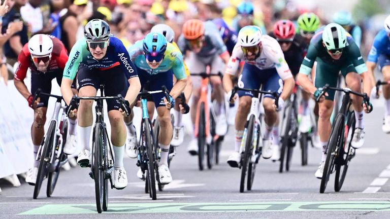 Olav Kooij (v.l.) gewinnt die vierte Etappe der Tour de France vor Max Kanter (dahinter).