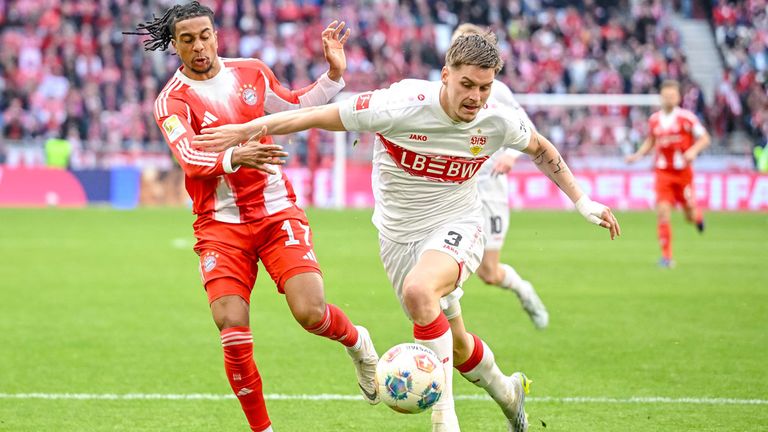 Michael Olise (l.) und der FC Bayern München empfangen am 1. Spieltag der neuen Bundesliga-Saison den VfB Stuttgart.