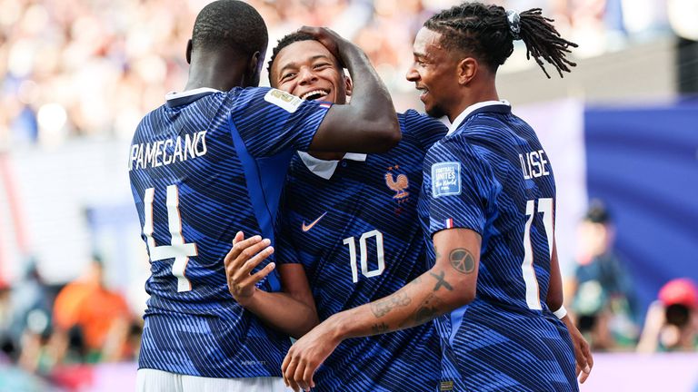 Die Bayern-Stars Dayot Upamecano (l.) und Michael Olise (r.) stehen mit Frankreich im WM-Halbfinale. 