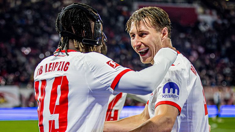 Willi Orban (r.) freut sich mit Leipzig-Teamkollege Yan Diomande.