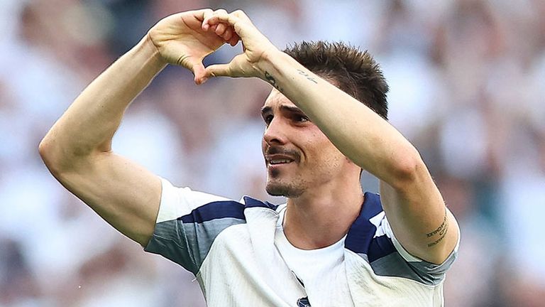 Joao Palhinha formt für die Fans von Tottenham Hotspur ein Herz.