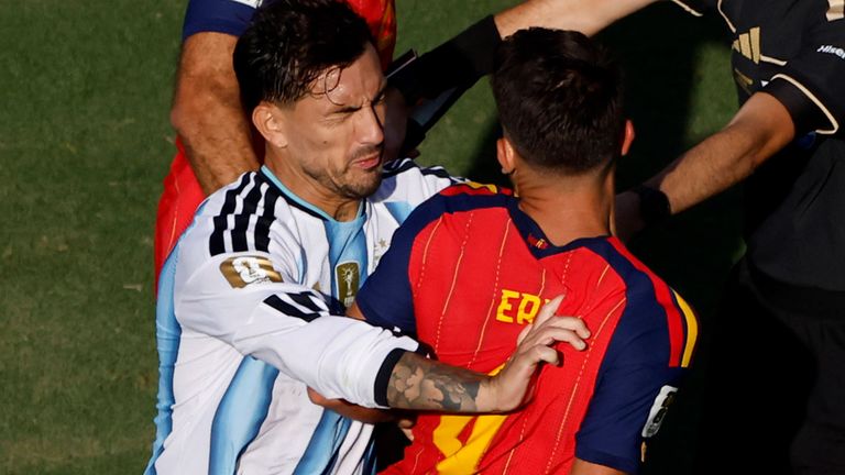 Argentinien-Star Leandro Paredes brennen nach dem verlorenen WM-Finale die Sicherungen durch. 