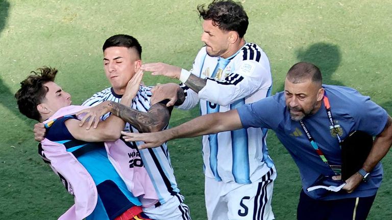 Argentiniens Leandro Paredes (Nr. 5) attackiert nach dem WM-Finale Spaniens Gavi (l.).