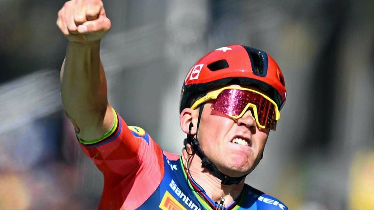 Mads Pedersen sprintete bei schwierigsten Bedingungen zum Sieg.