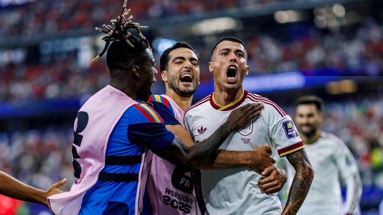 Siegtorschütze Pedro Porro (r.) feiert seinen Treffer im Halbfinale gegen Frankreich.