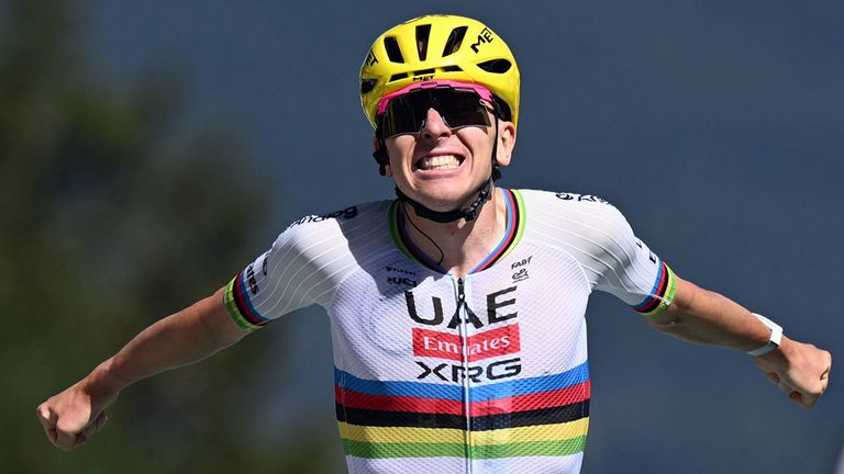 Der Jubel bei Tour-Favorit Tadej Pogacar ist groß.