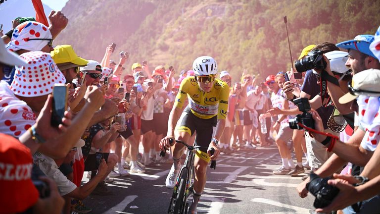 Tadej Pogacar siegt im legendären Alpe d'Huez dank eines dominanten Solos.