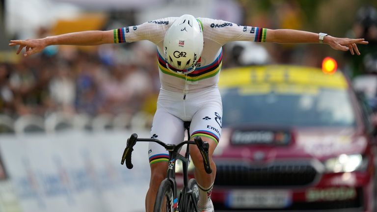 Tadej Pogacar hat die erste schwere Bergankunft dieser Tour de France in den Pyrenäen gemeistert und das Gelbe Trikot zurückerobert.
