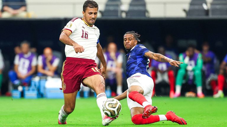 Rodri (l.) und Michael Olise trafen im WM-Halbfinale aufeinander - mit dem besseren Ausgang für Spanien.