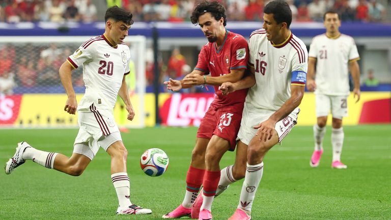 Spanien-Superstar Rodri (re.) musste am Rücken operiert werden.
