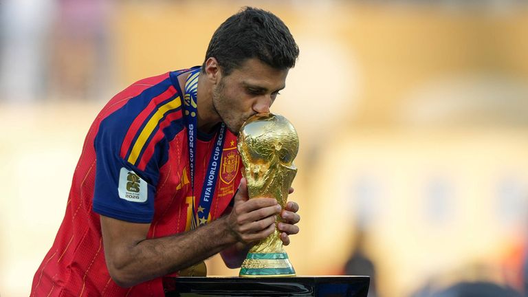 Ein Kuss für den WM-Pokal: Rodri wurde als bester Spieler des Turniers ausgezeichnet.