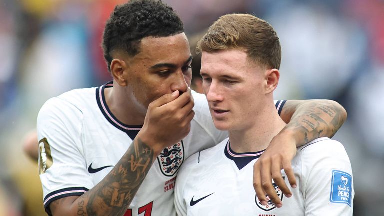 Für Morgan Rogers (l.) und Elliot Anderson (r.) legten der FC Chelsea und Manchester City jeweils mehr als 135 Millionen Euro auf den Tisch.