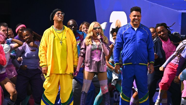 Madonna singt neben den brasilianischen Legenden Ronaldo & Ronaldinho. 