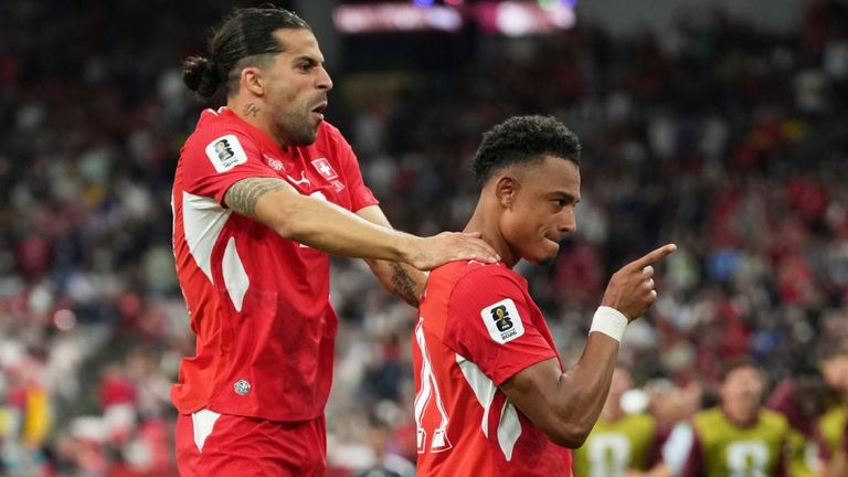 Schweizer Dan Ndoye (r.) feiert das 2:0 gegen Algerien.