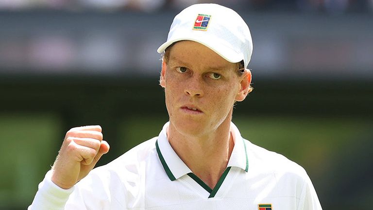 Tennis-Star Jannik Sinner ballt in Wimbledon die Siegerfaust.