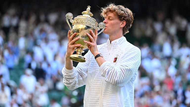 Jannik Sinner verteidigt 2026 seinen Wimbledon-Titel und schreibt Geschichte: Mit dem Finalsieg gegen Alexander Zverev feiert der Weltrangli