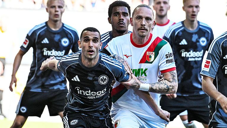 Frankfurt-Profi Ellyes Skhiri (l.) im Duell mit Augsburg-Profi Marius Wolf.