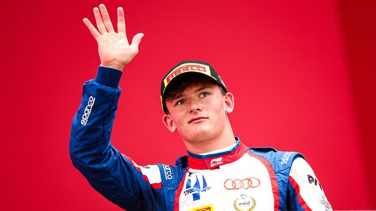 Audi-Pilot Freddie Slater bedankt sich bei den Formel-3-Fans in Spa.