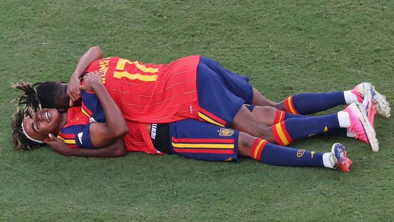 Lamine Yamal und Nico Williams bejubeln den WM-Titel nach Abpfiff. 