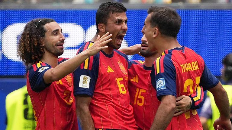 Spanien jubelt gegen Österreich über den WM-Achtelfinaleinzug.