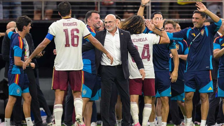 Spaniens Kapitän Rodri und Trainer Luis de la Fuente freuen sich über den Einzug ins WM-Finale.